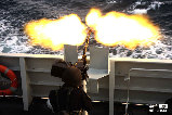 11月30日午後、中国海軍護衛艦隊の第10陣はアテン湾東部の海域で実弾射撃訓練を実施した。写真は実弾射撃訓練を行う「海口」号駆逐艦上の兵士。     