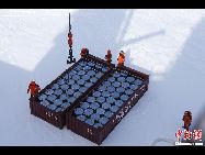 海氷上の安全輸送を確保するため、中国第28次南極科学調査隊の一部の隊員は11月30日、科学調査船｢雪竜号｣の停泊場所から、東南極プリッツ湾ラーズマン丘陵にある中国の観測基地｢南極中山基地｣までにある6つのクレバスに、溝形鋼や木板を敷いて、｢氷に浮かぶ橋｣を架けた。｢中国網日本語版(チャイナネット)｣　2011年12月2日