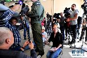 12月5日イスラエルのパルマヒム空軍基地で、カメラに背を向けて記者の質問に答える空軍報道官。軍事機密のため、報道官の顔の撮影は禁止されている。