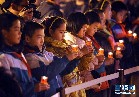 12月12日夜、南京市の南京大虐殺記念館で「平安の夜－南京大虐殺の犠牲者追悼平和大会」のイベントが行われ、3000本のキャンドルが点された。韓国、日本などからやってきた国際友好人士、南京市の市民、学生代表や中日両国の僧侶が訪れ、今回の記念イベントに参加した。