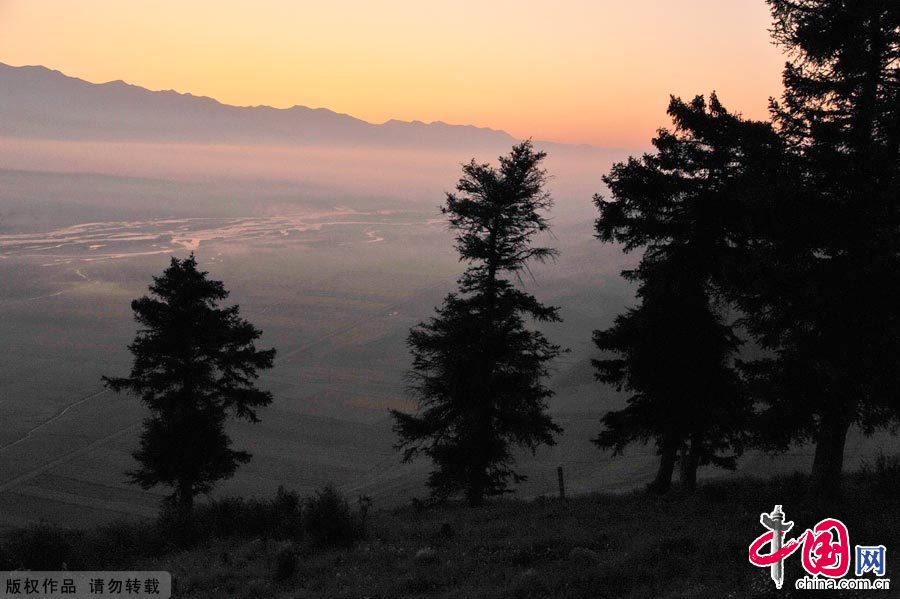 图为照壁山风景区在大雾中的晨曦景象。中国网图片库 冯军摄影 