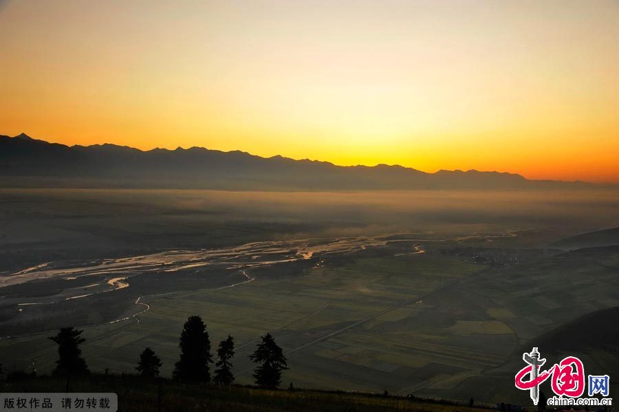 图为照壁山风景区连绵的山脉与广袤的平原。中国网图片库 冯军摄影 
