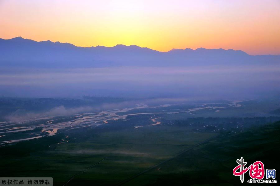 图为照壁山风景区日出时分的动人景象。中国网图片库 冯军摄影 