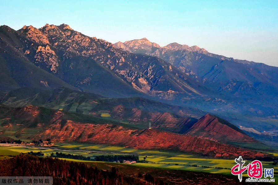 图为照壁山风景区中连绵起伏的山脉在晨曦中的景象。中国网图片库 冯军摄影 