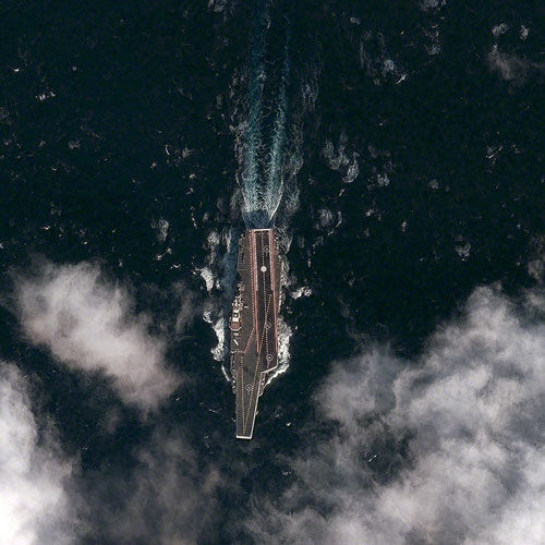 　　美联社12月14日报道称，美国一家商业卫星公司宣称，已在中国黄海沿海地区拍摄到了“中国首艘航母”的照片。