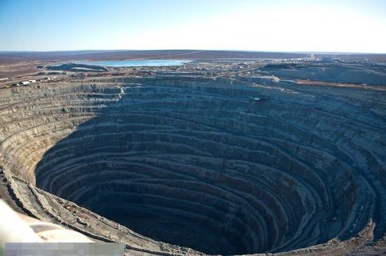 ヘリコプターを吸い込む世界最大のダイヤモンド採掘坑 中国網 日本語