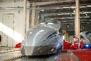 ヘッド部分の設計は「剣」をイメージ　中国南車のエグゼクティブエンジニアである丁叁叁さんによれば、この列車は6両編成で、すべて動力車だ。中国南車のエンジニアは、試験用列車はCRH380Aの革新的な成果を基礎に中核技術の自主化と産業化を実現したもの。この列車には現在のところ型番がまだない。