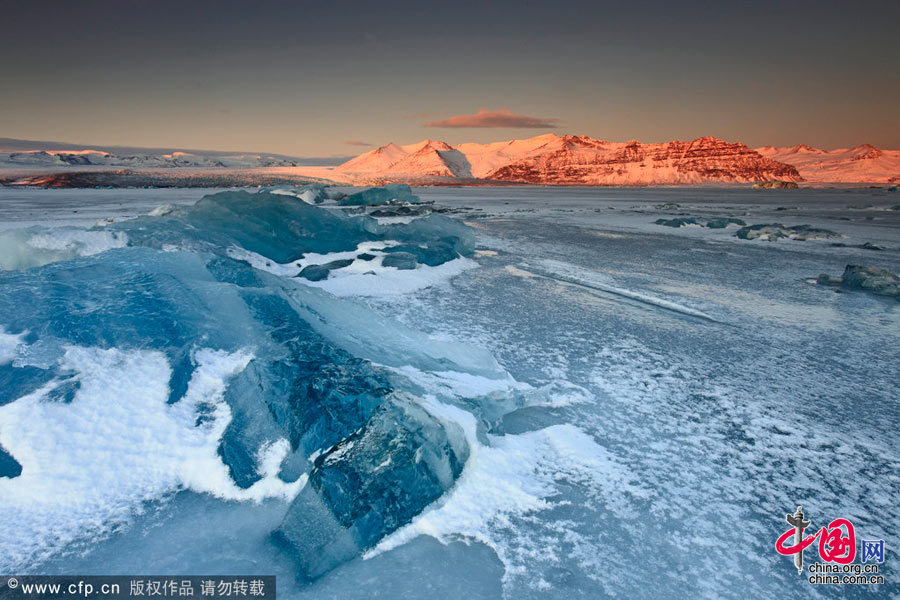 冰岛湖面漂浮冰块增多 摄影师镜头警示全球变暖[高清] 中国网 看世界