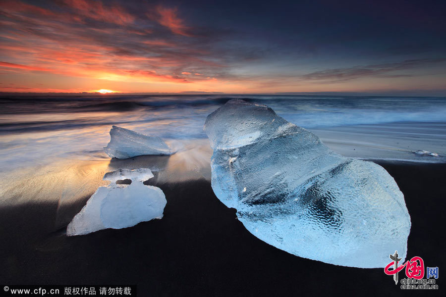 冰岛湖面漂浮冰块增多 摄影师镜头警示全球变暖[高清] 中国网 看世界