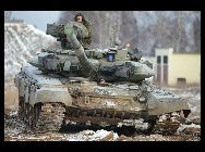過ぎ去ったばかりのクリスマスあたりに行われた軍事演習で、ロシアの1人の兵士はサンタクロースの格好をし、ロシア軍の主力戦車｢T90A｣に乗って兵士たちに｢プレゼント｣を配った。またサンタクロースは、演習に参加した兵士と記念撮影をした。  ｢中国網日本語版(チャイナネット)｣　2012年1月10日  