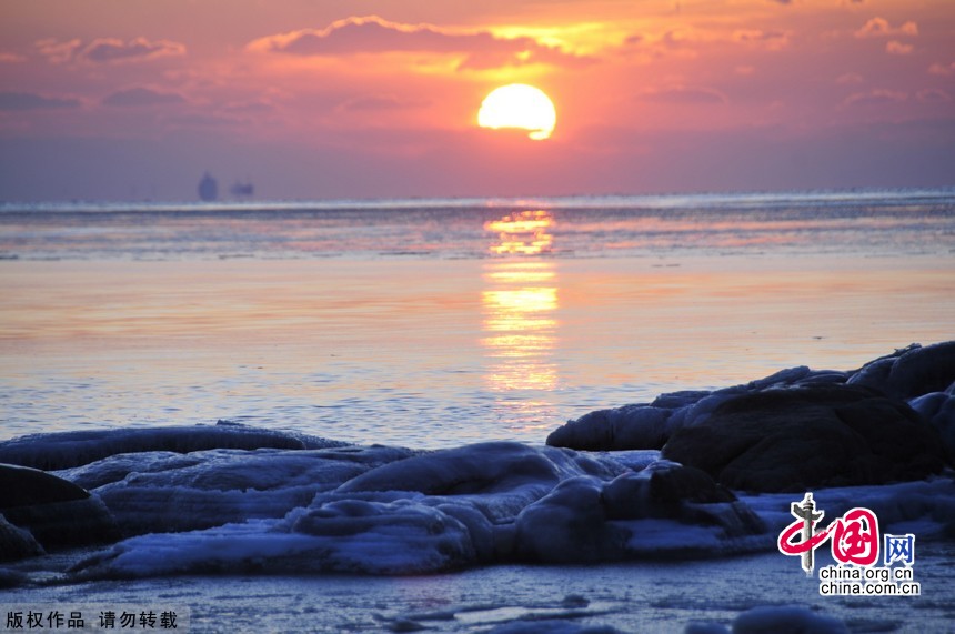 北戴河海滨地处河北省秦皇岛市中心的西部。是秦皇岛的城市区之一。冬季的大海，一改往日的波涛汹涌，换上了一副冰海雪原的模样，泛着银白色的光芒，裸露海床上堆满了积雪，与冻结的海面融为一体。