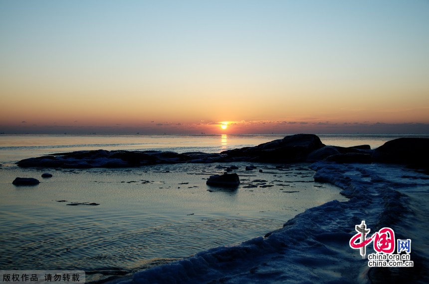 北戴河海滨地处河北省秦皇岛市中心的西部。是秦皇岛的城市区之一。冬季的大海，一改往日的波涛汹涌，换上了一副冰海雪原的模样，泛着银白色的光芒，裸露海床上堆满了积雪，与冻结的海面融为一体。
