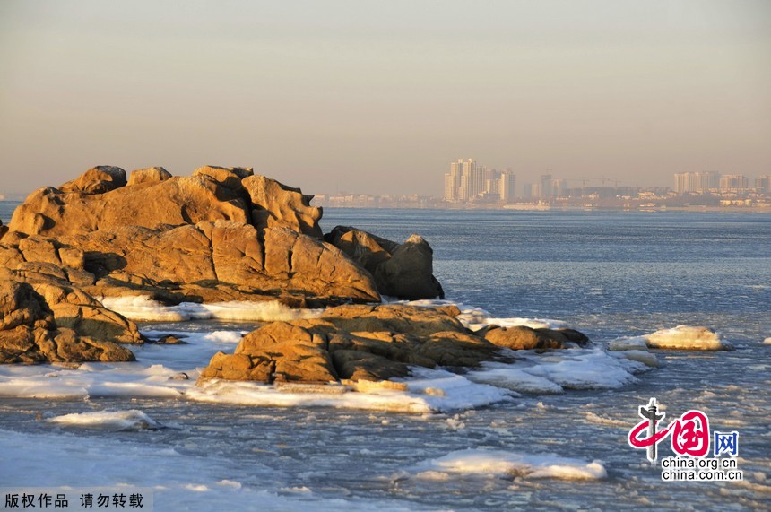 北戴河海滨地处河北省秦皇岛市中心的西部。是秦皇岛的城市区之一。冬季的大海，一改往日的波涛汹涌，换上了一副冰海雪原的模样，泛着银白色的光芒，裸露海床上堆满了积雪，与冻结的海面融为一体。