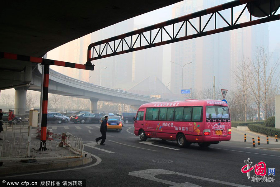 北京大雾致使PM10最高达每立方米560微克[高清] 中国网 图片 新闻