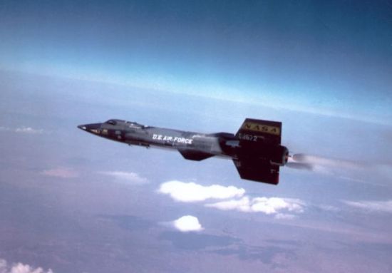 X-15仍旧是空中速度纪录保持者，成绩为每小时4519英里(约合每小时7272公里)，于1967年创造。斯塔克斯设计的“音速之风”采用X-15的发动机，具备打破陆上速度纪录的实力