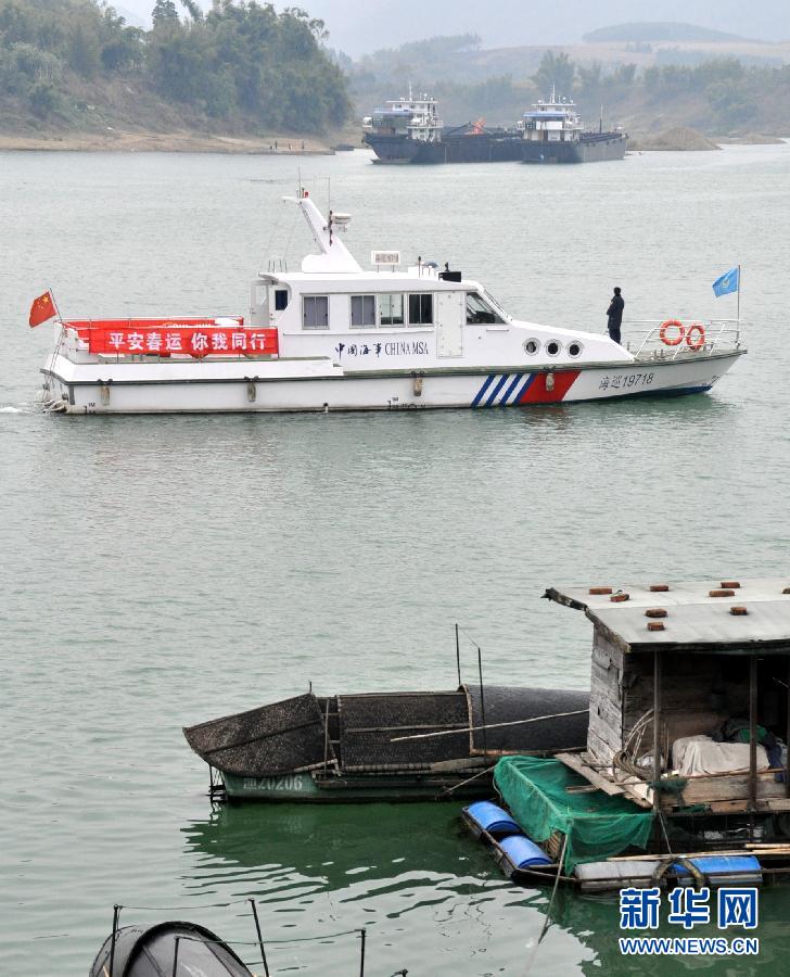 1月28日，在广西柳州市柳城县凤山镇龙江和融江交汇处，一艘海事船只在河面巡查。