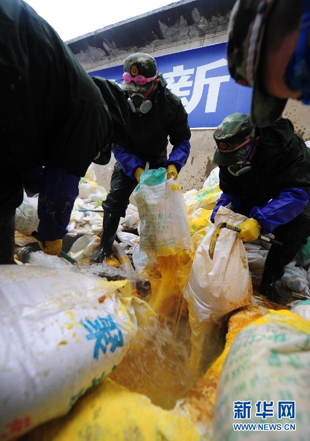 1月28日，在广西宜州叶茂水电站，武警战士将氯化铝投入水池，引入龙江河中稀释污染水体。