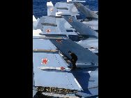 旧ソ連が建造した5番艦のクズネツォフ級空母は、排水量が6万トンに達し、速力は29ノット、乗客定員は1900人を超える。26機の艦載機と24機の対潜水艦攻撃ヘリコプターを搭載でき、対艦ミサイルや艦対空ミサイル、大砲などさまざまな兵器を配備している。クズネツォフ級空母は、これまで4回にわたって大西洋と地中海海域に進入したことがある。(チャイナネット)