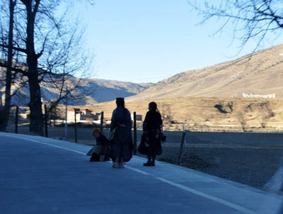 四川甘孜チベット族自治州からラサへの巡礼者