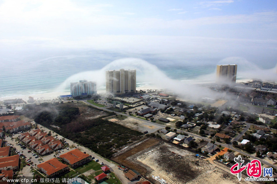 美国：浓雾袭击佛州海岸 飞行员捕捉海啸般壮观景象