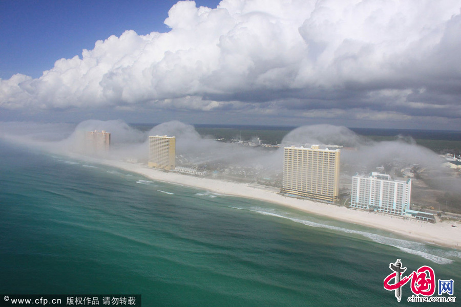 美国：浓雾袭击佛州海岸 飞行员捕捉海啸般壮观景象