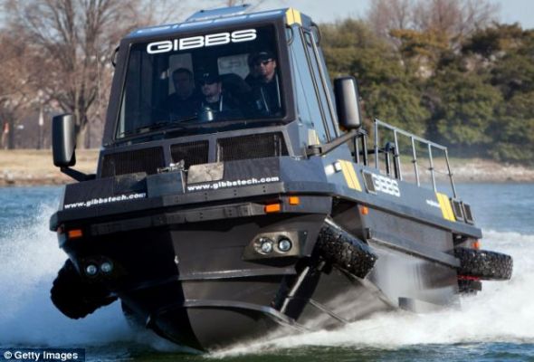 美国华盛顿特区，两栖车Phibian轮子收起，喷水发动机启动，在波托马克河上快速行驶