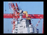 環球網国際軍事情報センターの14日の報道によると、中国初の空母｢ワリャーグ｣は大連で、5回目と6回目の試験航行の準備をしている。空母のてっぺんに立つ国旗が風に翻り、ことのほか鮮やかである。  ｢中国網日本語版(チャイナネット)｣　2012年2月15日 