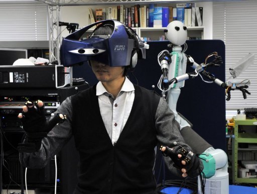 一名操作者正佩戴着全套装备，他可以控制机器人的动作，而与此同时也能感受到机器人的感受。这一进展让人们朝着电影《阿凡达》中呈现的场景又迈近了一步