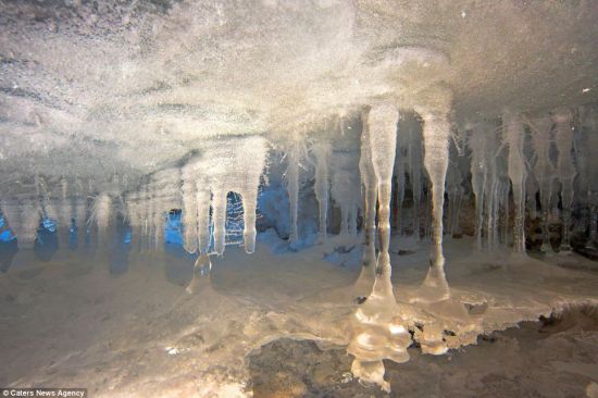 优美无比的图像：意外发现这个地下世界后，55岁俄罗斯摄影师奥维琴尼科夫开始用照相机拍下这些惊人的天然冰雕塑。