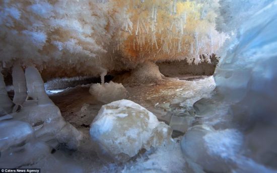 另一个星球：冰顶上的精美晶体和间歇性自然光使这些照片看起来就像一部科幻影片的场景。