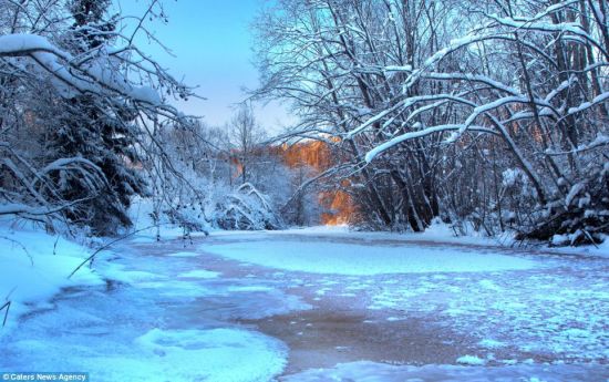 冰上照样很美！提安尤卡思河每年都会结冰。奥维琴尼科夫发现这里的美之前，没人能拍到这么好的照片。