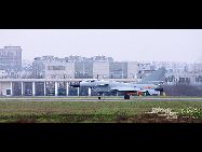 中国空軍の最新の戦闘機J10Sが間もなく製造終了になる。このほど、3つの補助タンクをつけたJ10Sが納入前の最後の試験飛行を行った。  ｢中国網日本語版(チャイナネット)｣　2012年3月12日 