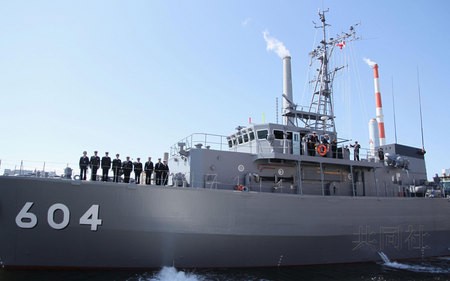 图注：使用玻璃钢打造的日本海上自卫队新型扫雷艇“江之岛”号3月21日开始服役。该图摄于日本横滨市鹤见区
