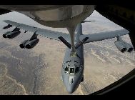 米空軍第2爆撃連隊所属のB-52H超大型戦略爆撃機が3月26日、第151空中給油航空団所属のKC-135給油機から給油を受けた。第151空中給油航空団の主要任務は、米国西部の空域を飛び越す空軍の航空機に給油することだ。  ｢中国網日本語版(チャイナネット)｣　2012年4月7日 