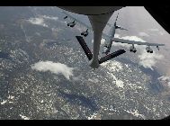 米空軍第2爆撃連隊所屬のB-52H超大型戦略爆撃機が3月26日、第151空中給油航空団所屬のKC-135給油機から給油を受けた。第151空中給油航空団の主要任務は、米國西部の空域を飛び越す空軍の航空機に給油することだ。  ?中國網日本語版(チャイナネット)?　2012年4月7日 