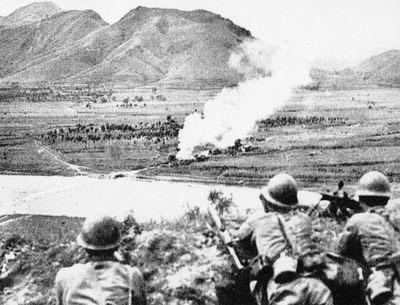 中国军队和日军持枪对峙
