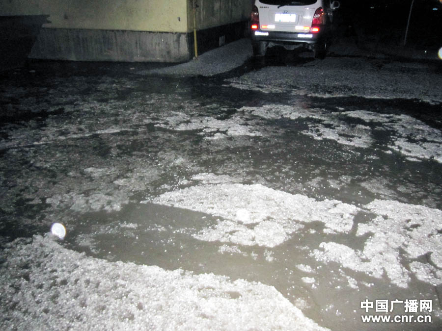 新疆乌恰县遭强冰雹袭击 持续一个小时