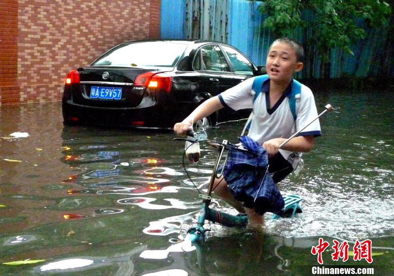 暴雨突袭广州 低洼路段水淹过膝