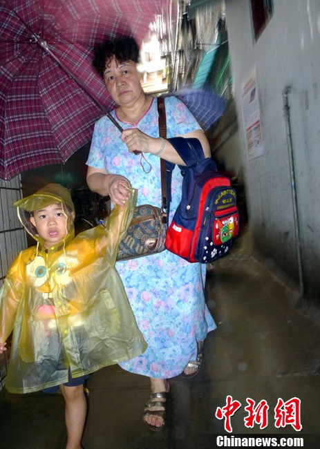 暴雨突袭广州 低洼路段水淹过膝