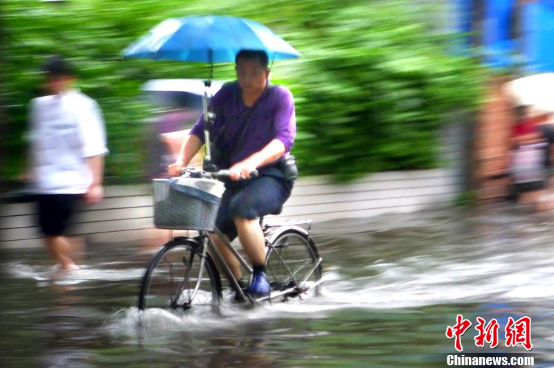 暴雨突袭广州 低洼路段水淹过膝