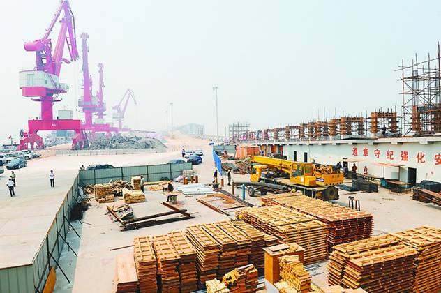 秩序整然と進む東営港プロジェクトの建設