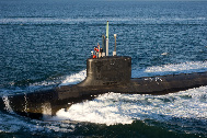 写真は大西洋海域で高速性能のテストを行う攻撃型原子力潜水艦｢ミシシッピ(SSN-782)｣(4月7日)  