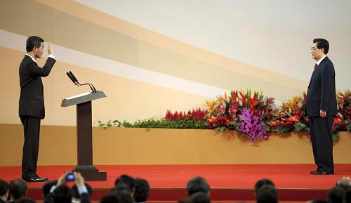 胡主席、香港返還15周年記念大会に出席