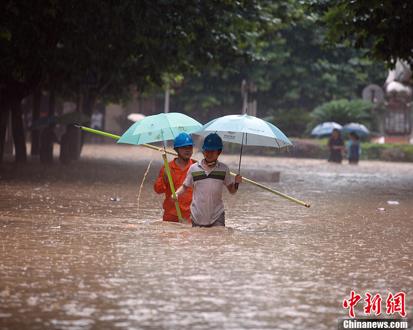 四川万源暴雨致30万人受灾 民众出行难