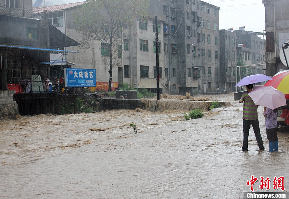 四川万源暴雨致30万人受灾 洪水进城淹没街道