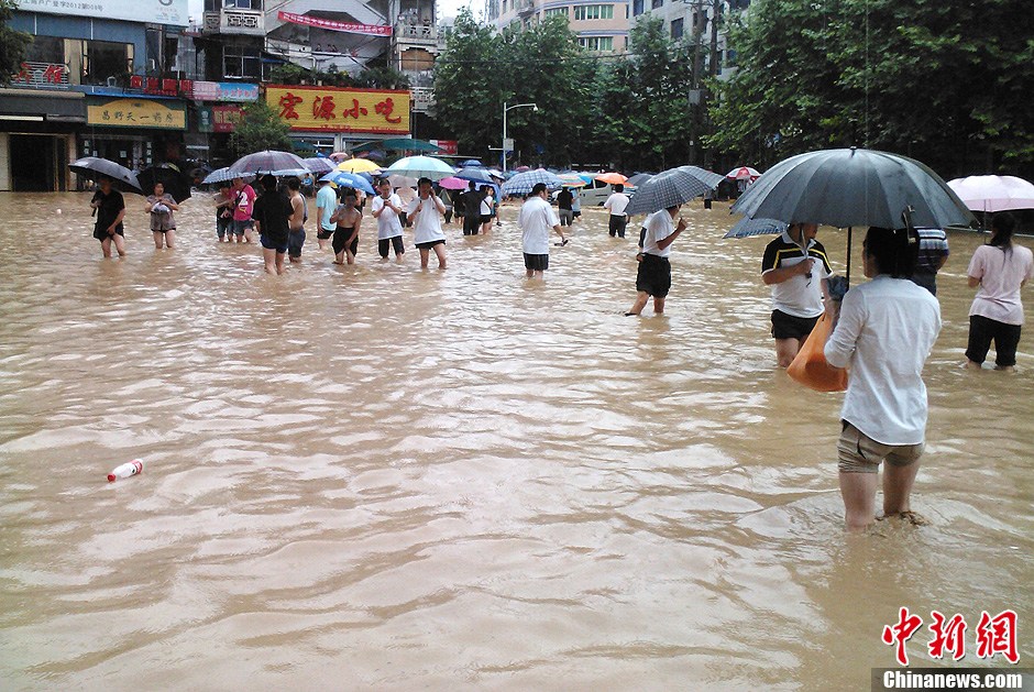 四川万源因特大暴雨成孤岛 民众趟水过街