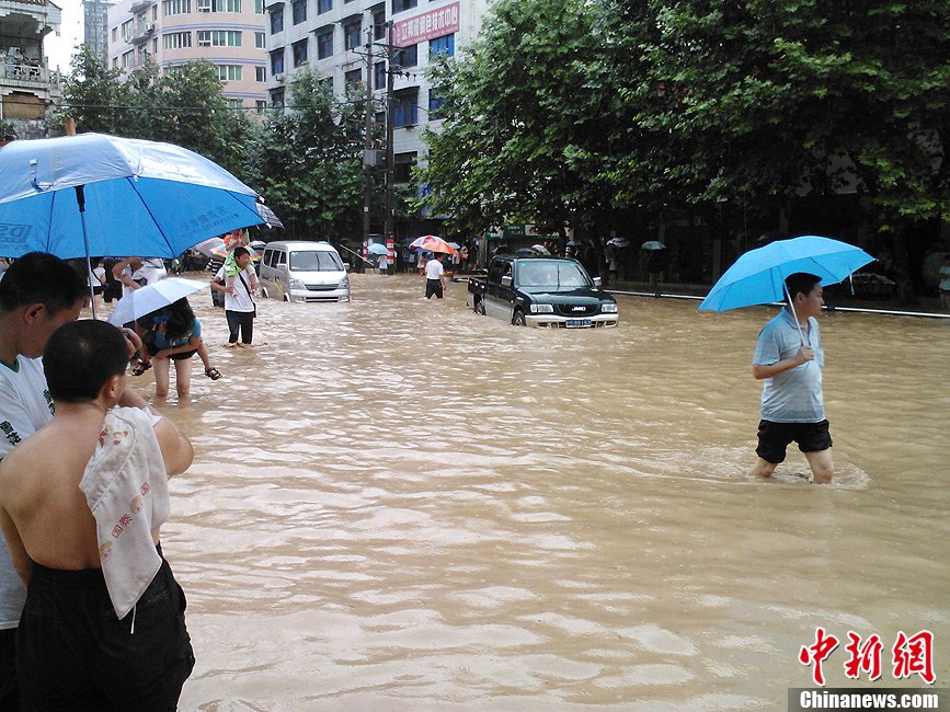 四川万源因特大暴雨成孤岛 民众趟水过街