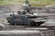 環球網軍事センターの報道によると、日本がこのほど行った軍事演習に、三菱重工が製造した純国産戦車｢10式戦車｣と日本が米国から購入した攻撃ヘリ｢アパッチ(Apache）｣が同時に登場し、演習前にそれぞれの腕前を披露した。  