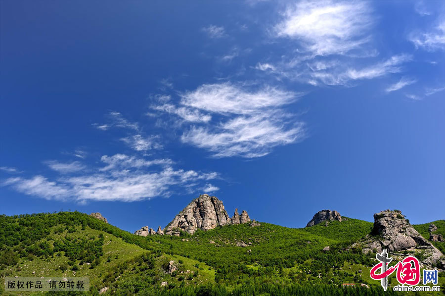 在蓝天白云下的喇嘛山风景区