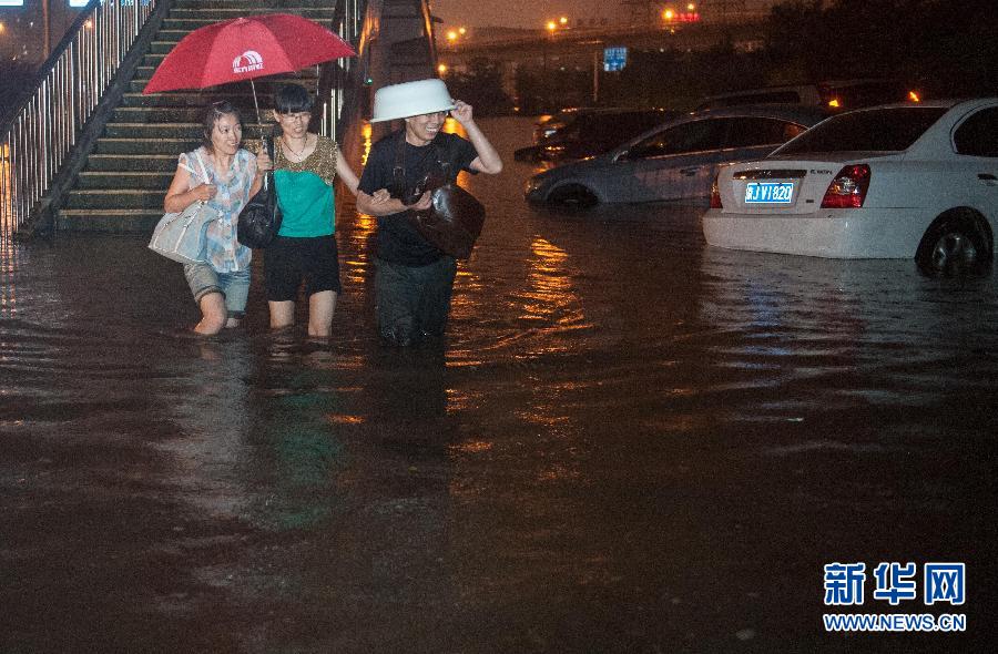 （社会）（2）北京发布史上首个暴雨橙色预警 城区多座立交桥积水断路 